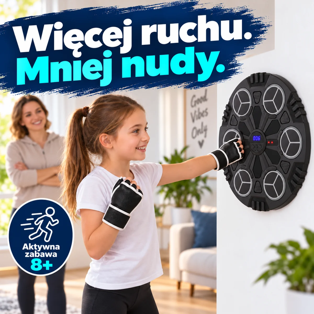 Dziewczynka korzystająca z tarczy bokserskiej na ścianie