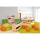 Kącik biblioteczny z biblioteczką i dwoma pufami - zdjęcie 2