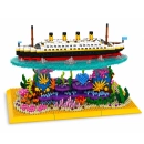 Model statku Titanic na dekoracyjnej podstawie