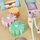 Tablica manipulacyjna LULILO LUDO stolik drewniany sensoryczny 2w1 różowy